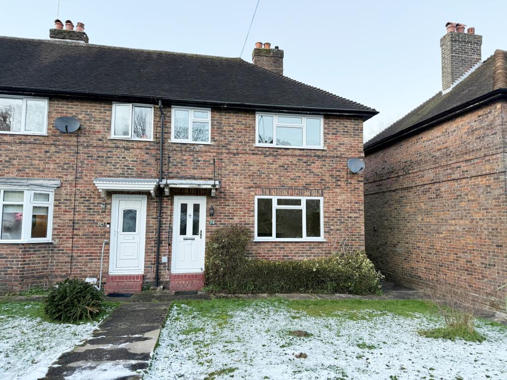 Lot: 171 - THREE-BEDROOM END-TERRACE HOUSE FOR IMPROVEMENT - End-terrace house